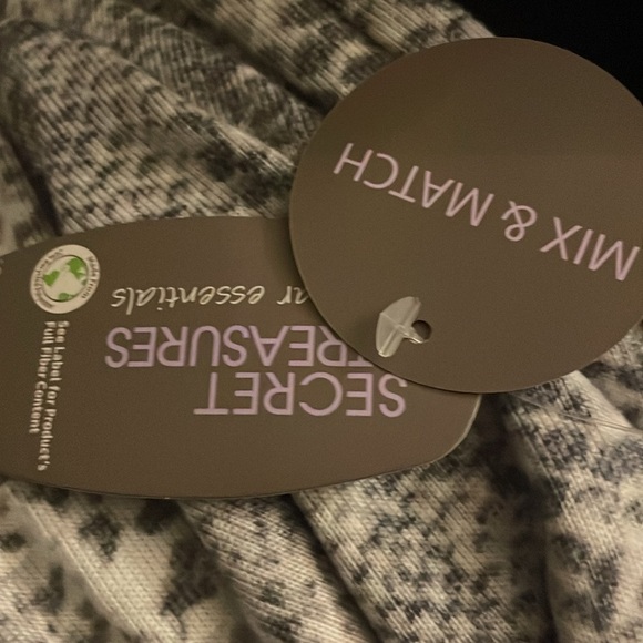 Secret Treasures Essentials Women's Snake Hacci Top - Picture 6 of 6